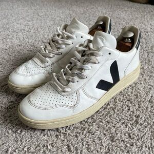 Veja V-10 White & Black Sneaker